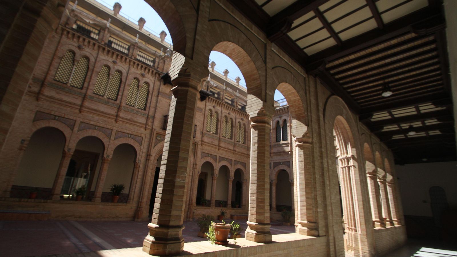 El fantástico patio porticado del interior.