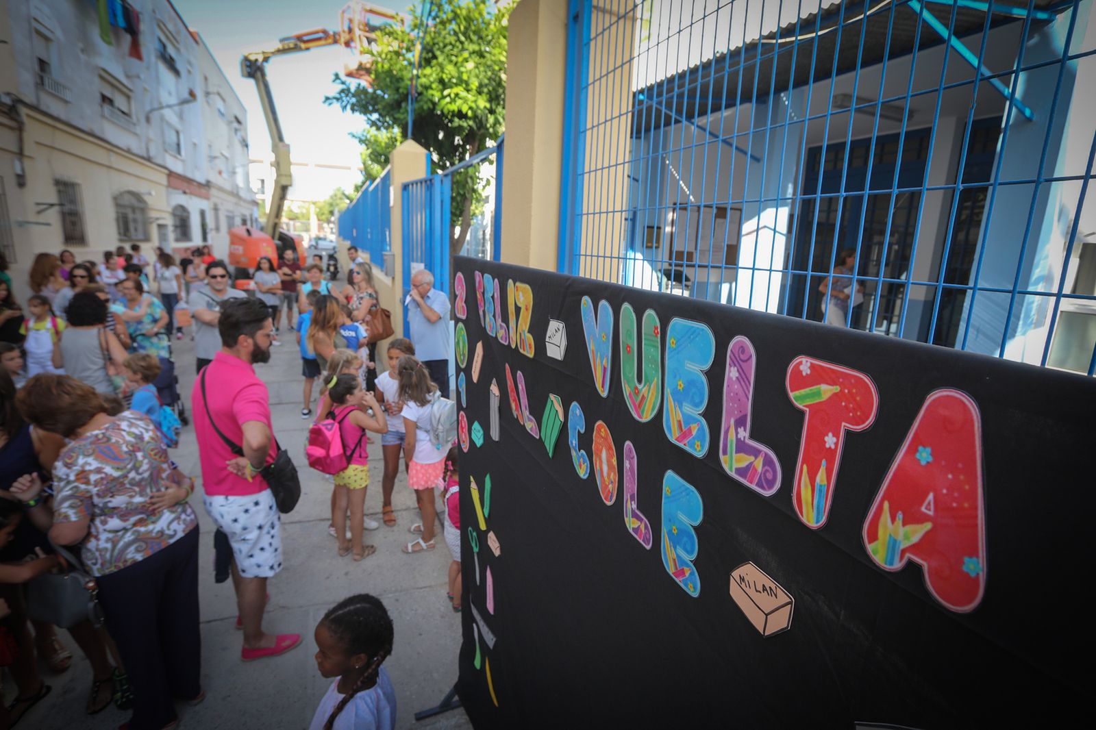 Niños entrando esta mañana en una guardería de la capital andaluza.