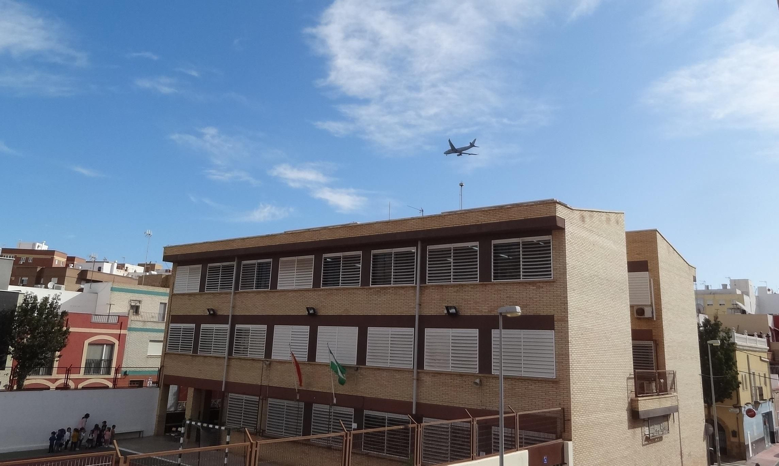 Un avión vuela en las proximidades de un colegio de El Zapillo