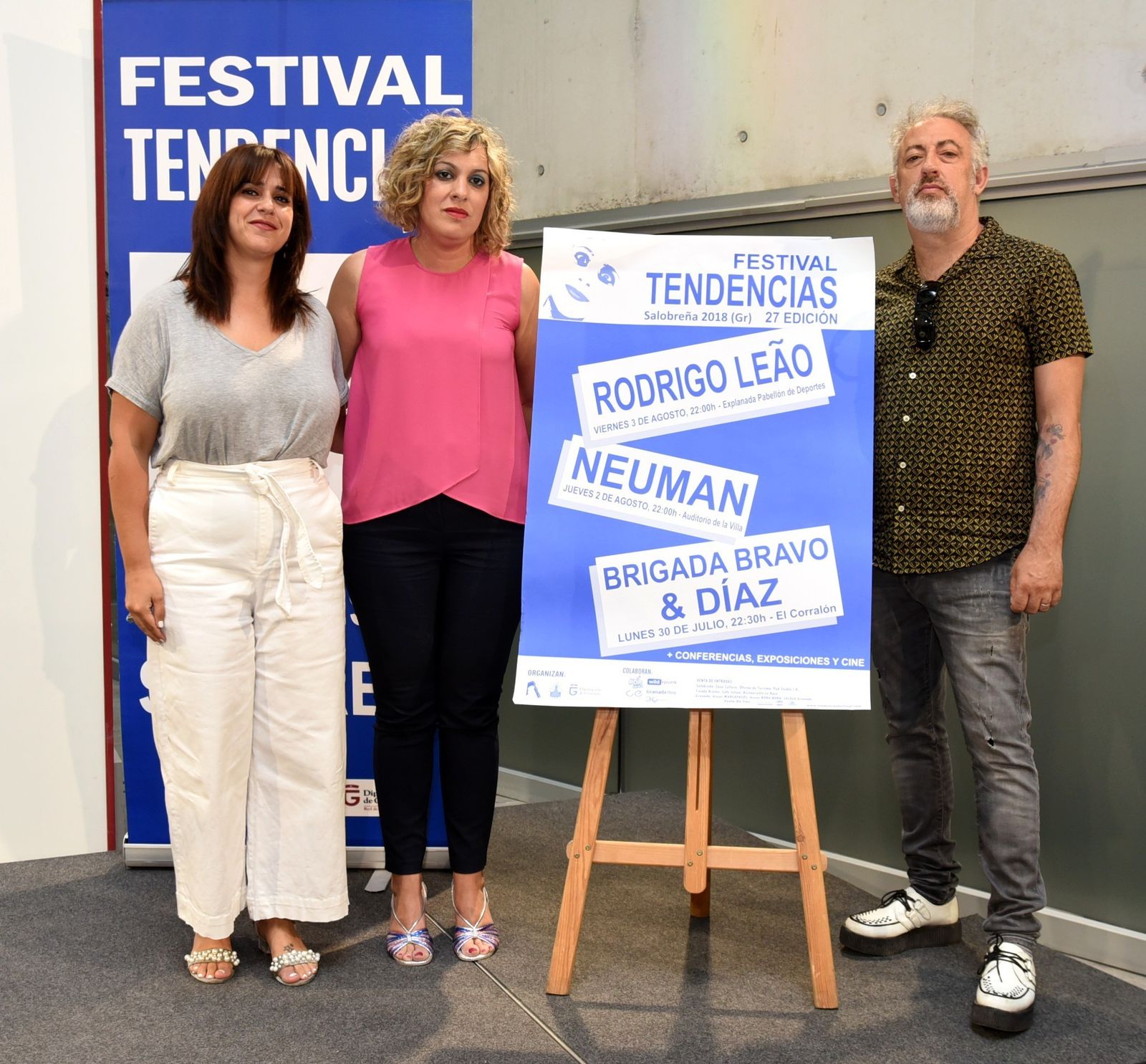 La diputada de Igualdad y Juventud, Irene Justo junto a la concejala de Cultura de Salobreña, Belén Sánchez y el batería de Los Planetas, Eric Jiménez.