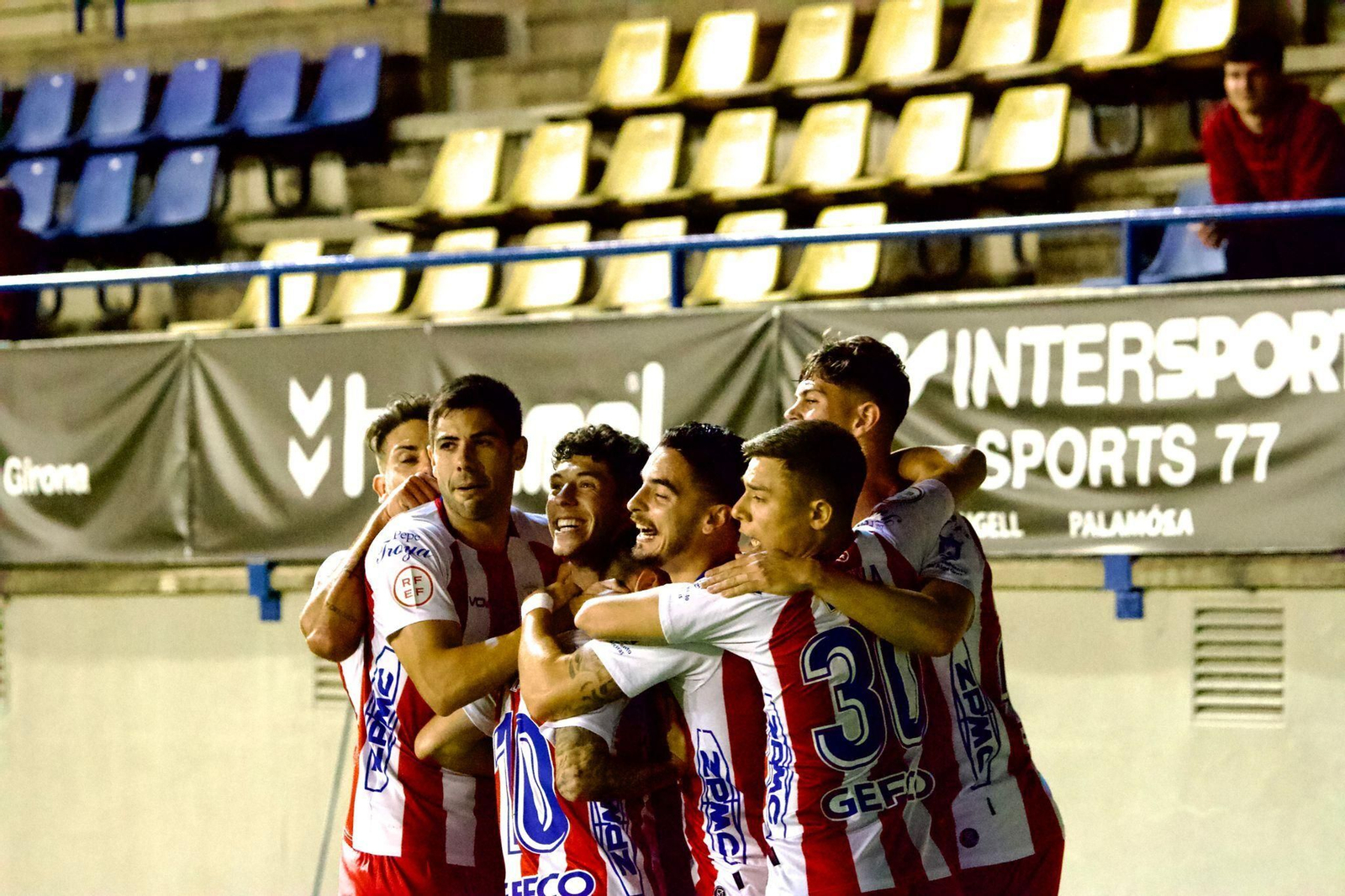 El Algeciras celebra el gol de Pepe Mena en Palamós.