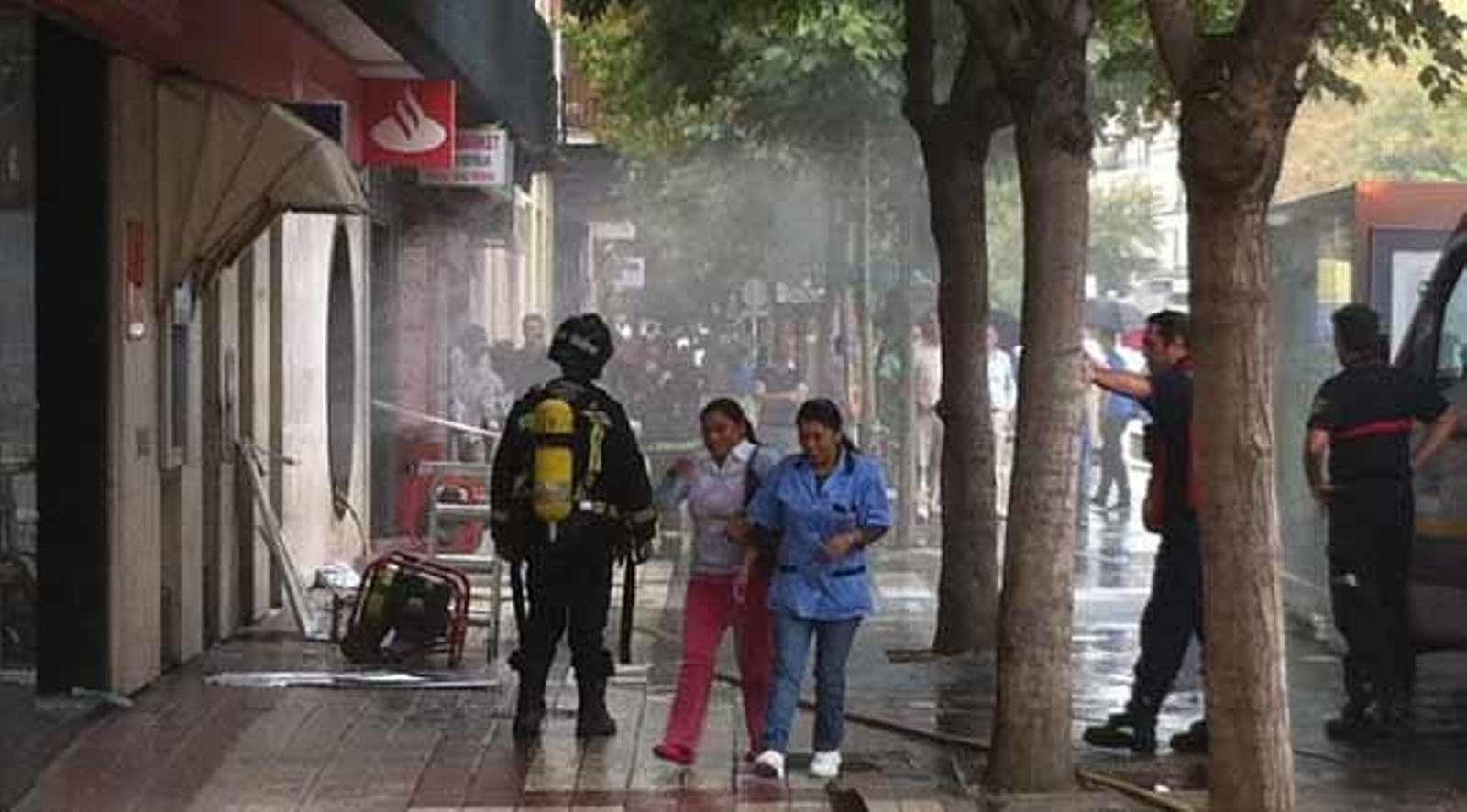 Dos afectados por inhalación de humo tras incendiarse una sucursal bancaria