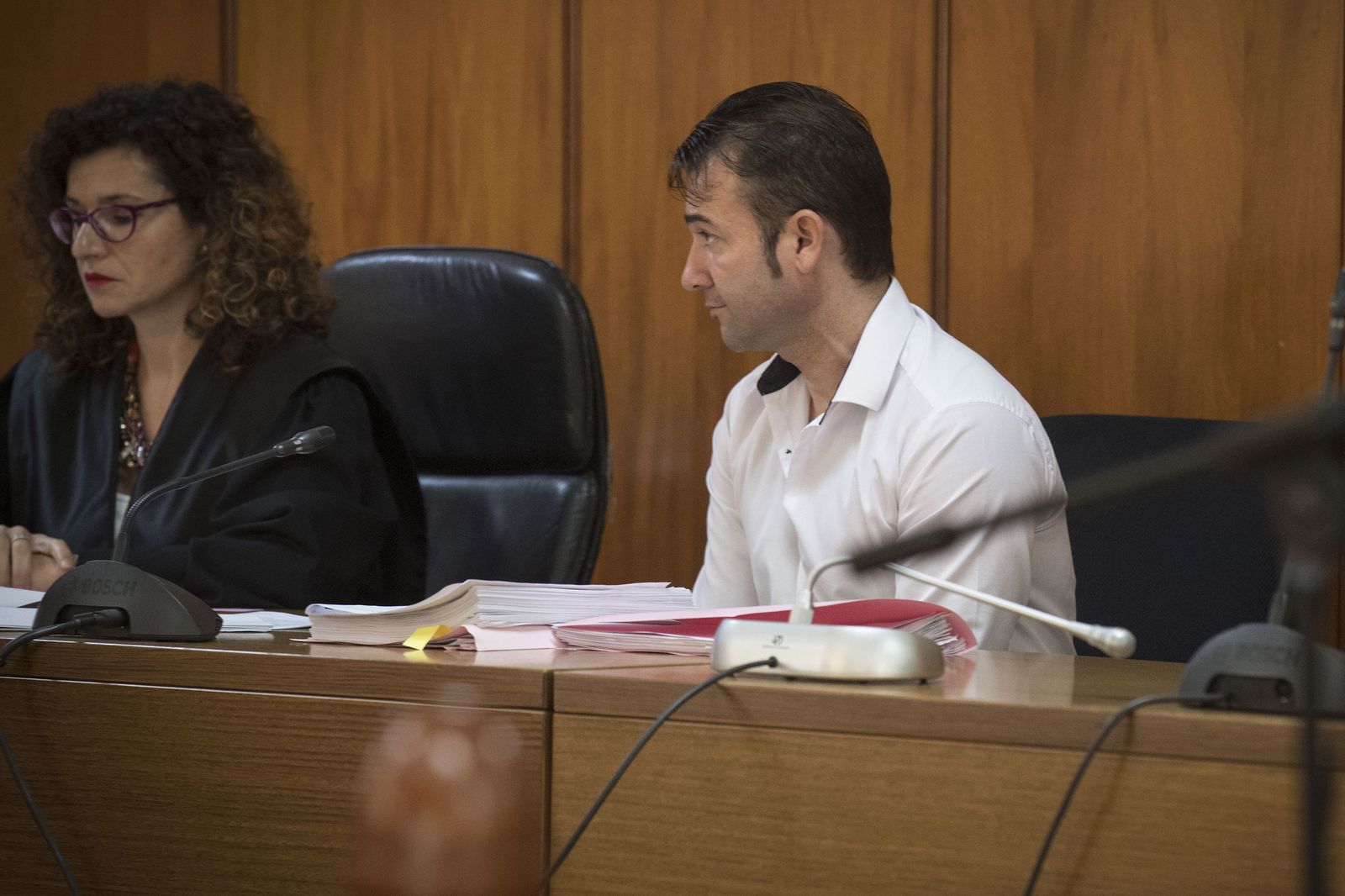 José Antonio Mesa, conocido en Chiclana como El Messi, junto a su abogada durante la celebración del juicio.