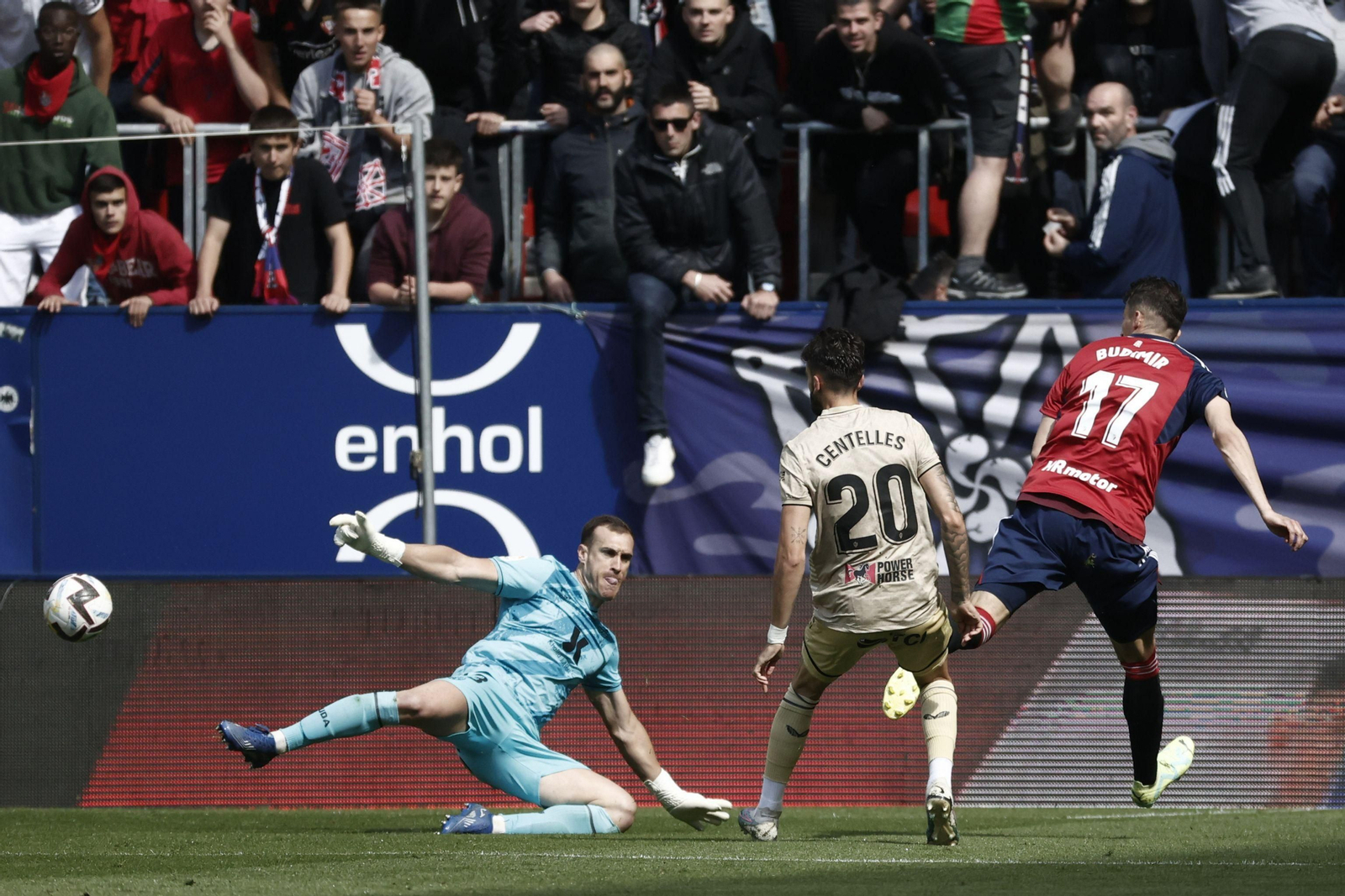 El croata Budimir bate a Fernando en la acción del 1-0