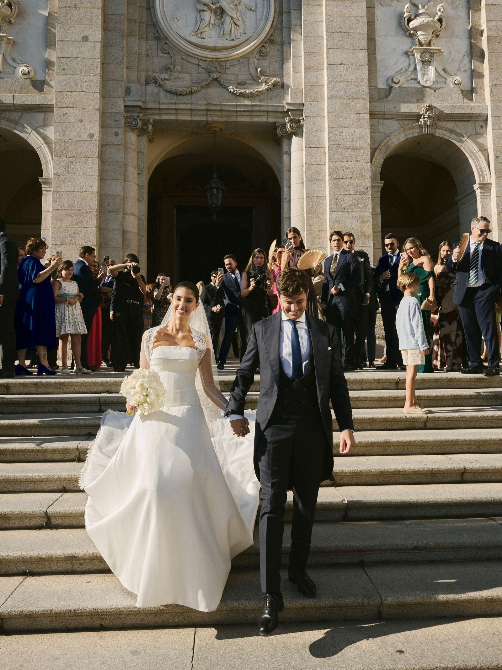 Carla Vico y su marido Alvaro González, al salir del templo de las Salesas