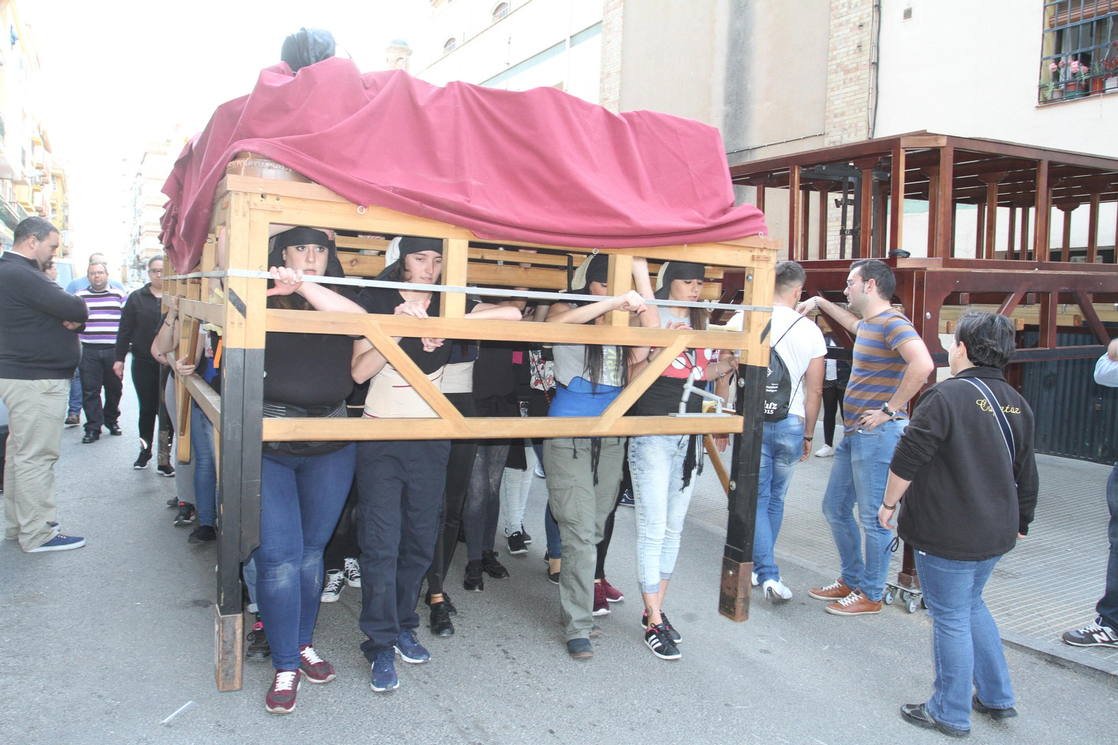El ensayo de la cuadrilla de mujeres de la Hermandad del Santo Entierro, en imágenes