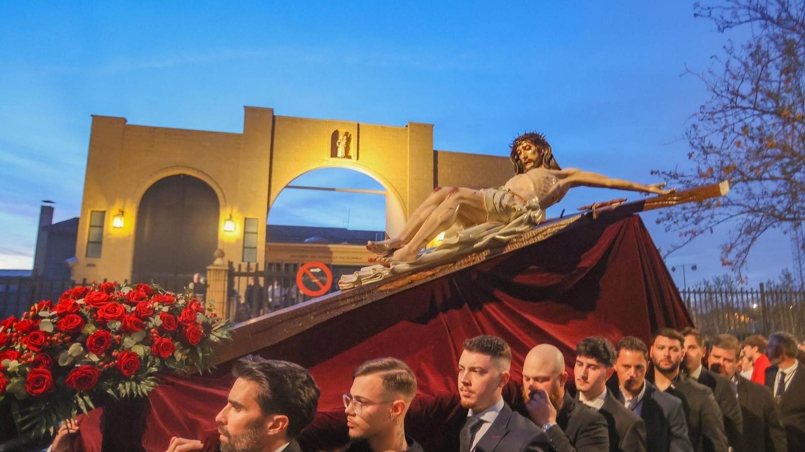 Las mejores imágenes del Vía Crucis de la Hermandad de los Salesianos 2025