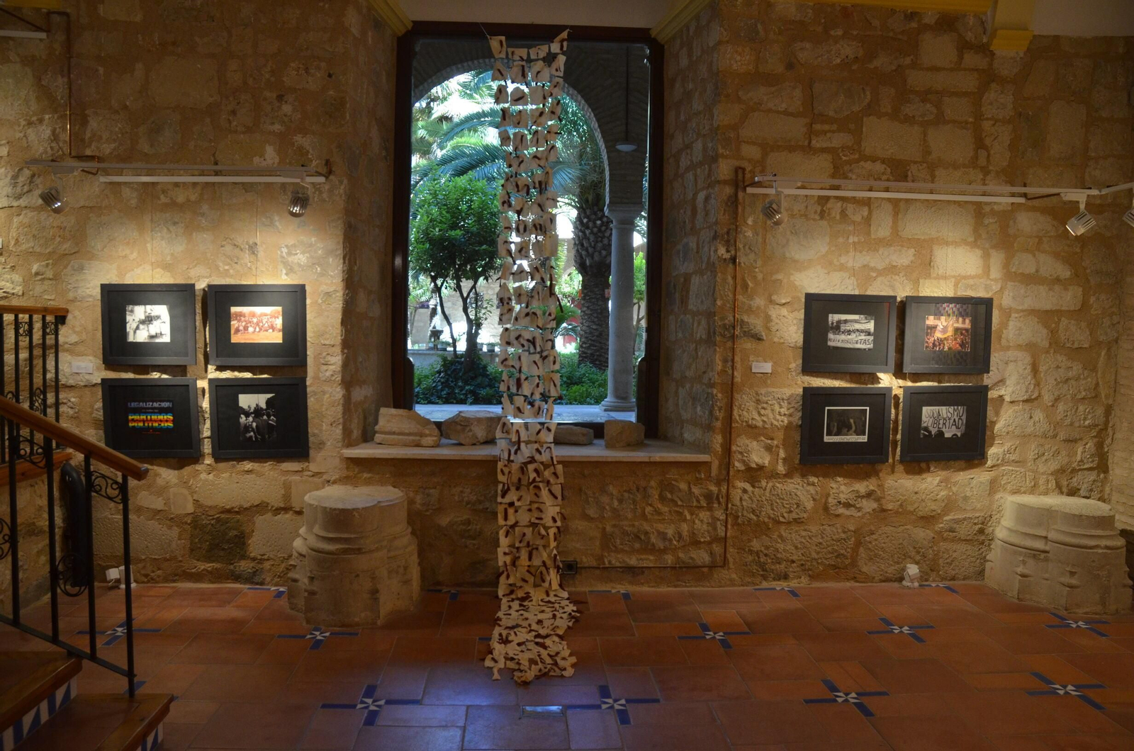 La muestra reúne diversas técnicas como instalaciones artísticas o fotografía.