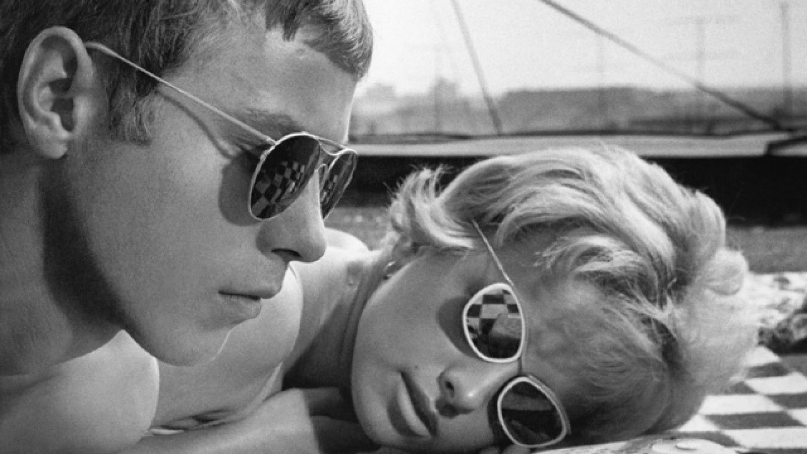 1. 'El sol en una red', de Štefan Uher, se exhibe el lunes 5 de junio. 2. 'Un sendero a través del Danubio', de Miloslav Luther, cerrará el ciclo de proyecciones el 26 de junio. 3.  El dúo de violín y piano Erika Gallová y Ester Vela actúa hoy.