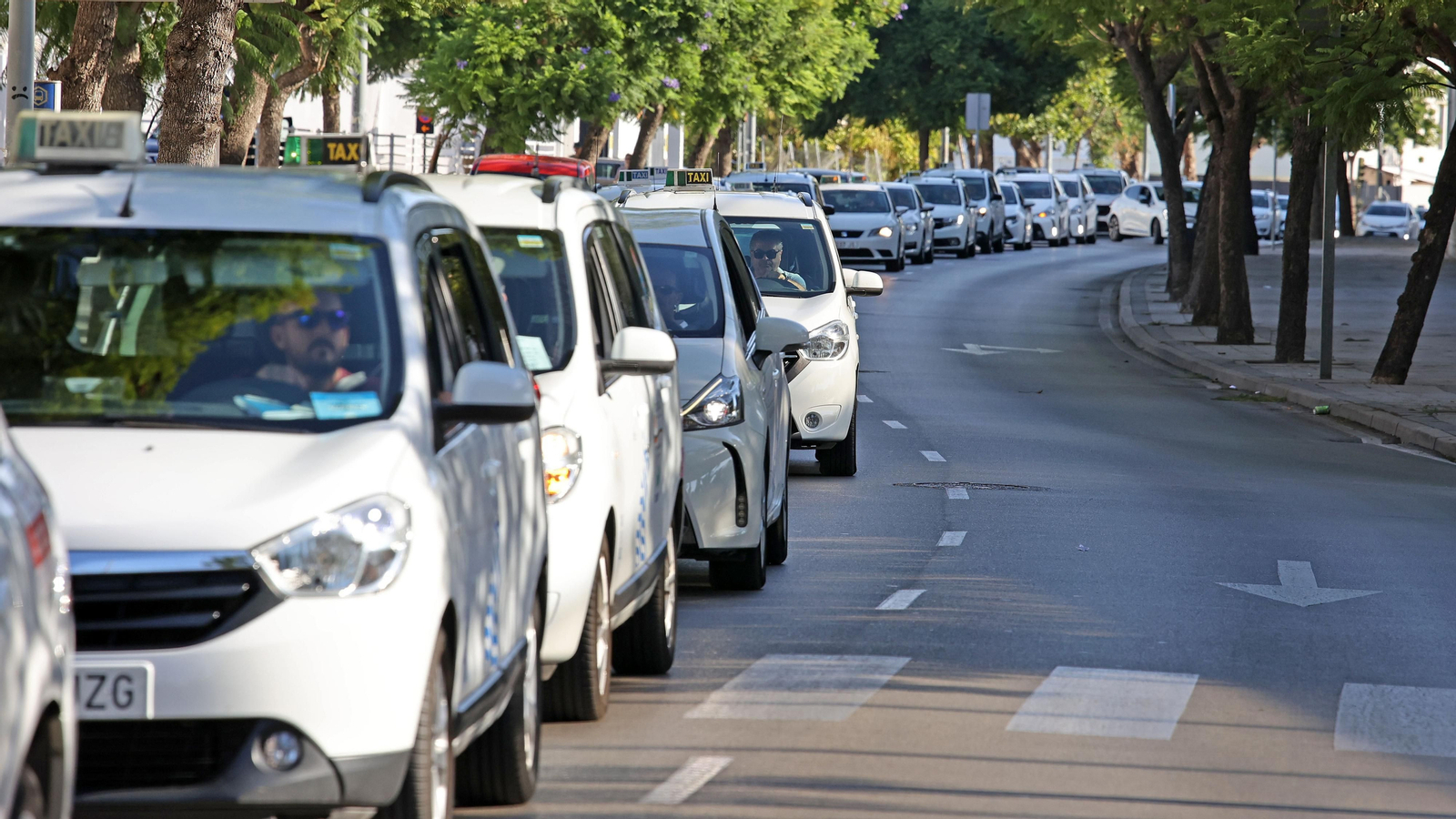 Los taxistas manifestándose por las calles de Jerez