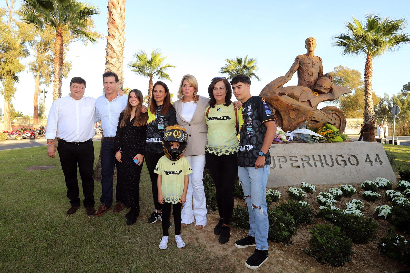 Imágenes del monumento a Súper Hugo en la rotonda frente al Nuevo Colombino