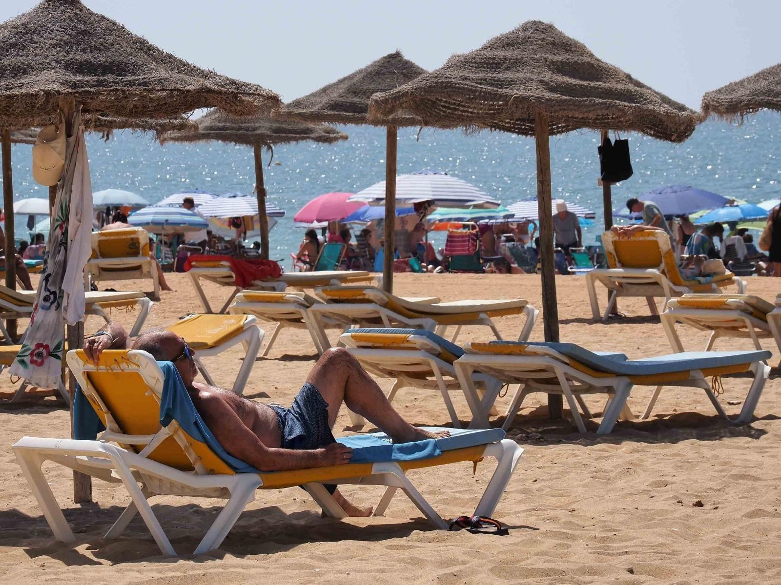 Ambiente de la playa de La Antilla a rebosar en un caluroso día