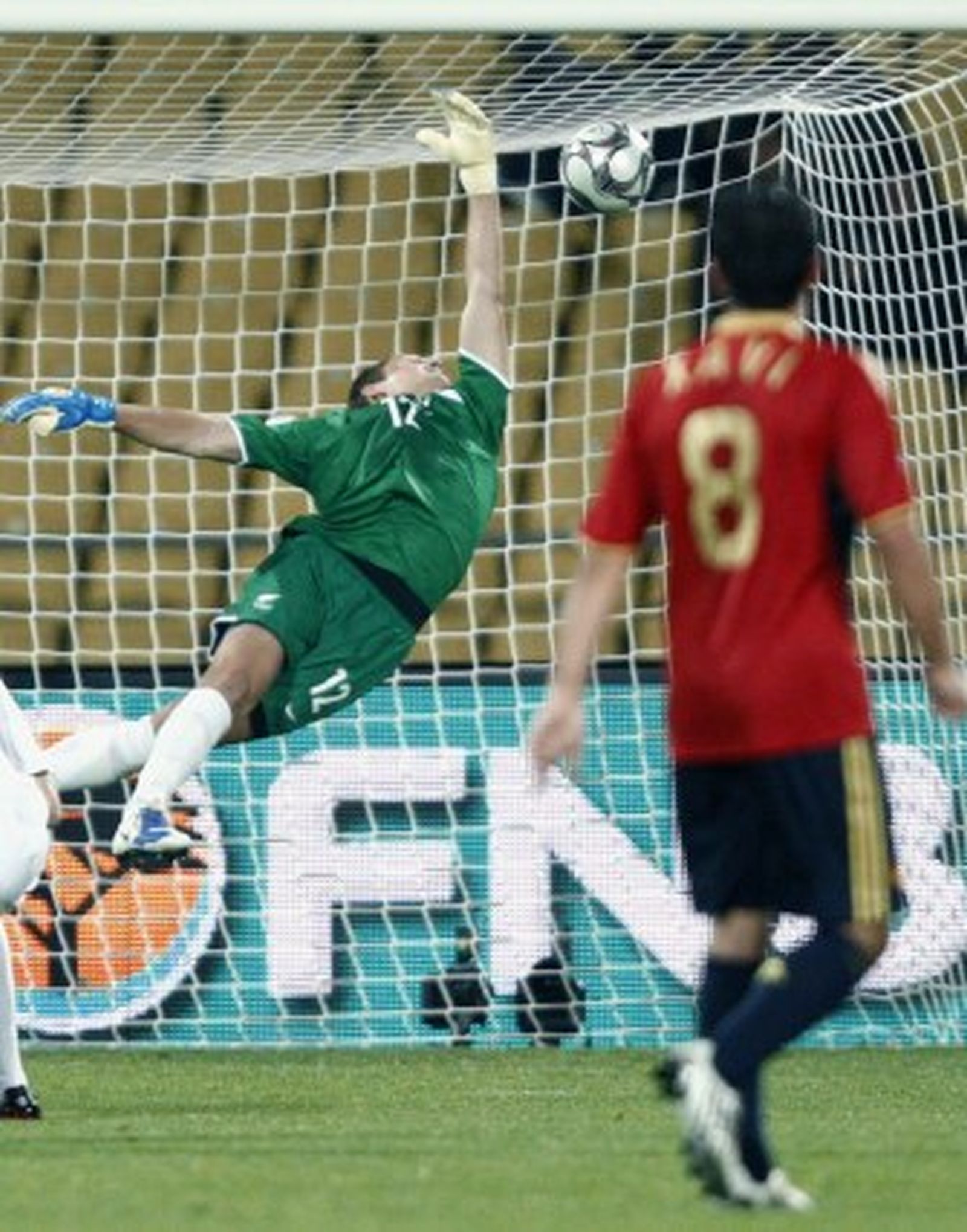 El balón se cuela por la escuadra en el primer gol de España, anotado por Torres.
