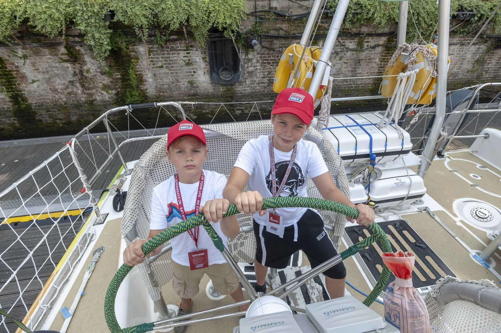 Unos niños, en la cubierta de uno de los veleros.