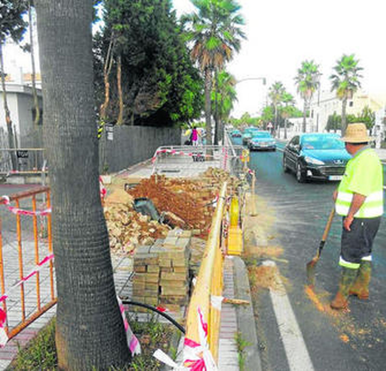 Uno de los operarios, trabajando en uno de los salideros de agua en la carretera Cartaya-Punta Umbría.