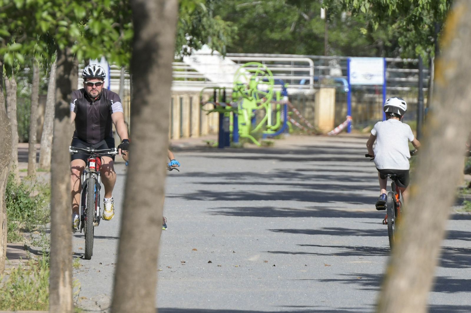 La desescalada se desmadra en Granada: bañistas en el río Genil