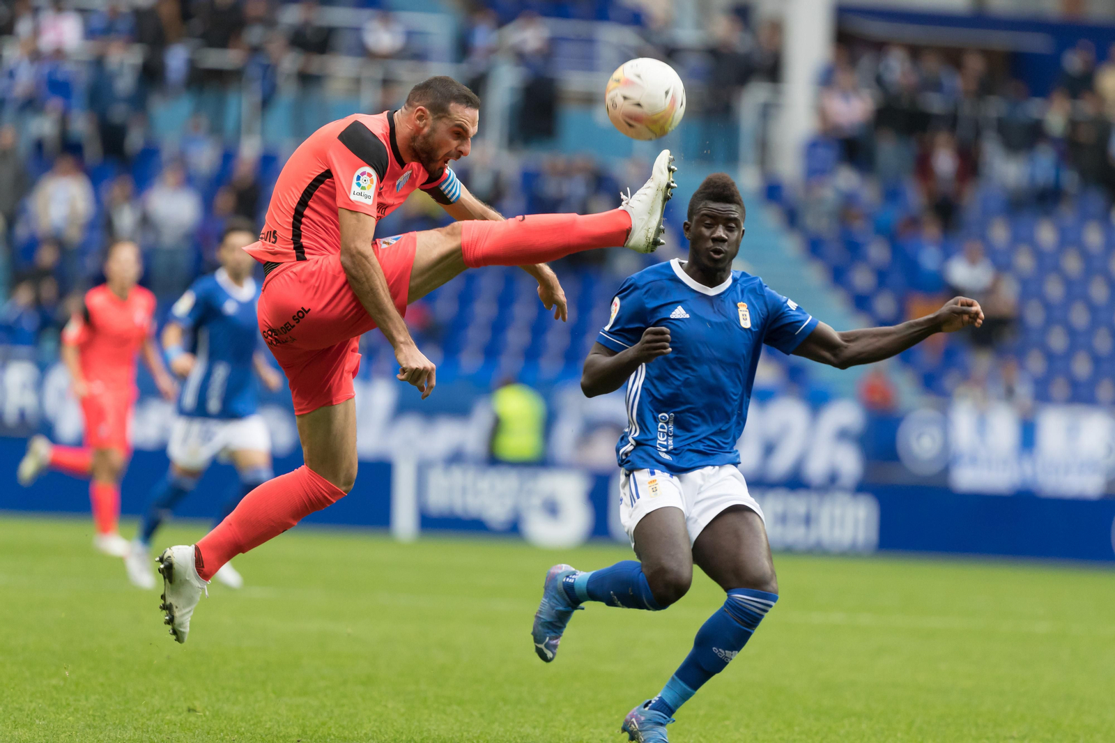 Lombán despeja ante Obeng.