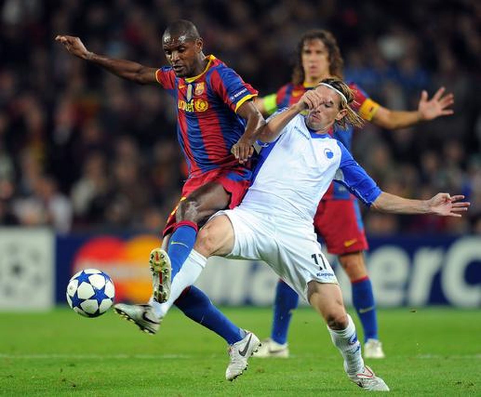 El Barcelona supera al Copenhague en el Camp Nou. / AFP