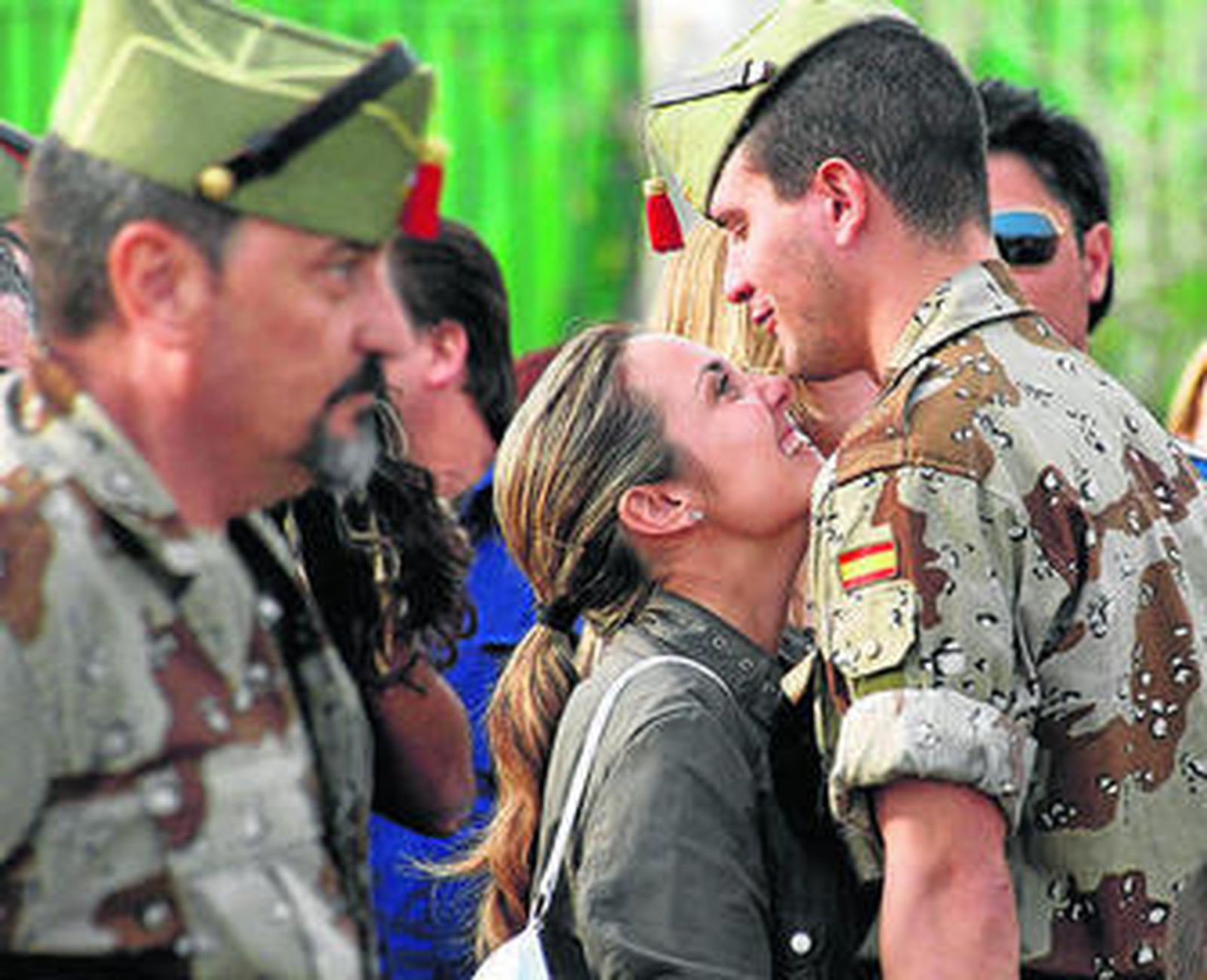 Una mujer se despide de un legionario cariñosamente.