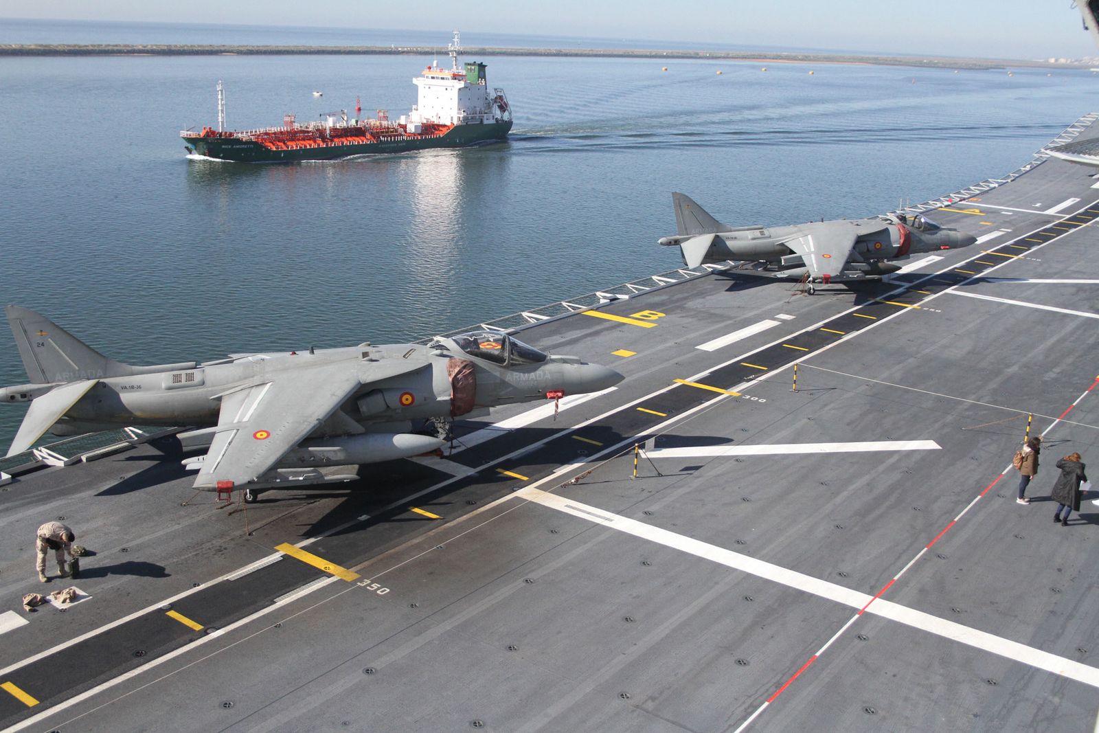 Imágenes de las primeras horas del portaaviones "Juan Carlos I" en el puerto de Huelva, durante su visita este fin de semana