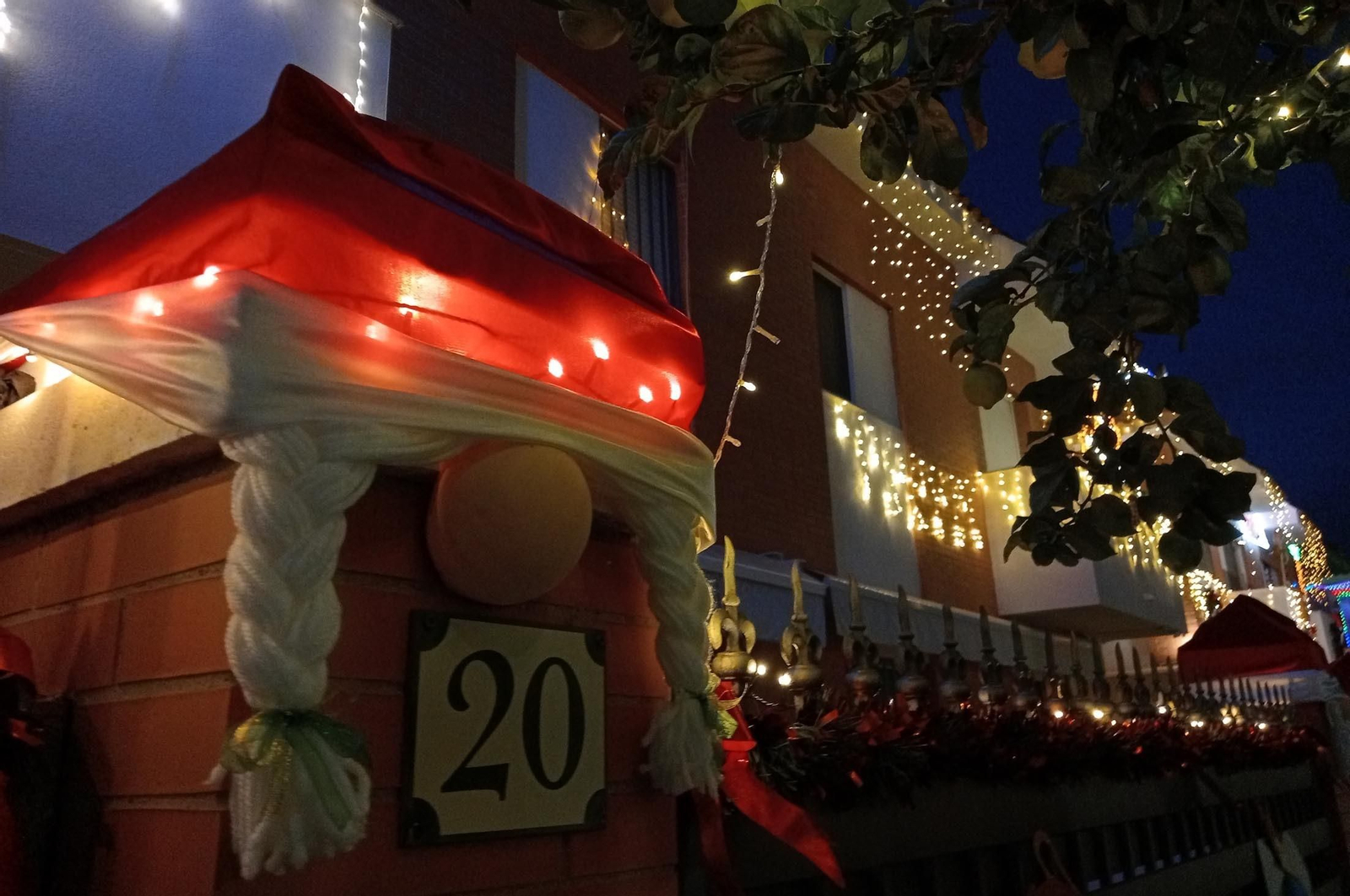 Imágenes de la calle del Grinch de Corrales, Huelva