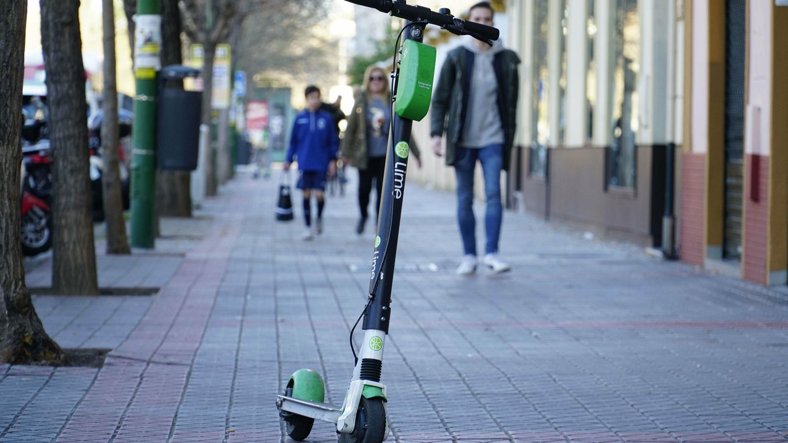 Un patinete en plena acera