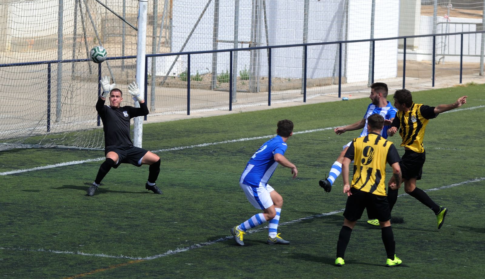 Javi Muñoz remata para hacer su segundo tanto, que le dio el triunfo al Bazán.