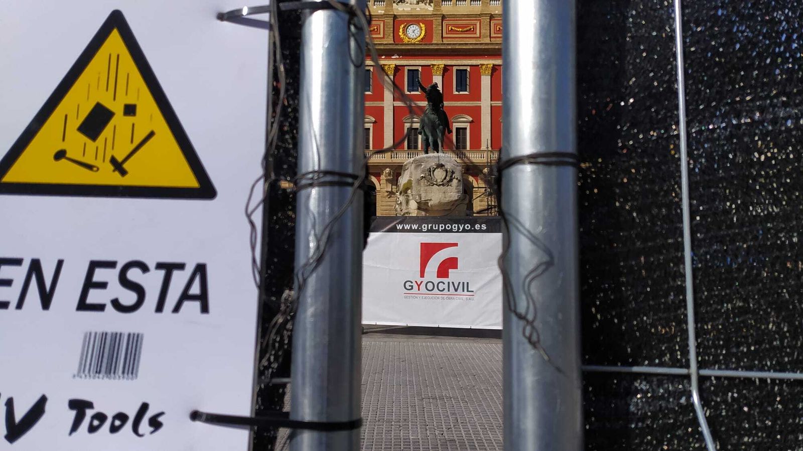 Cerramiento y vallas colocadas frente al conjunto, del que ya se ha retirado la escultura alegórica situada a los pies de Varela.
