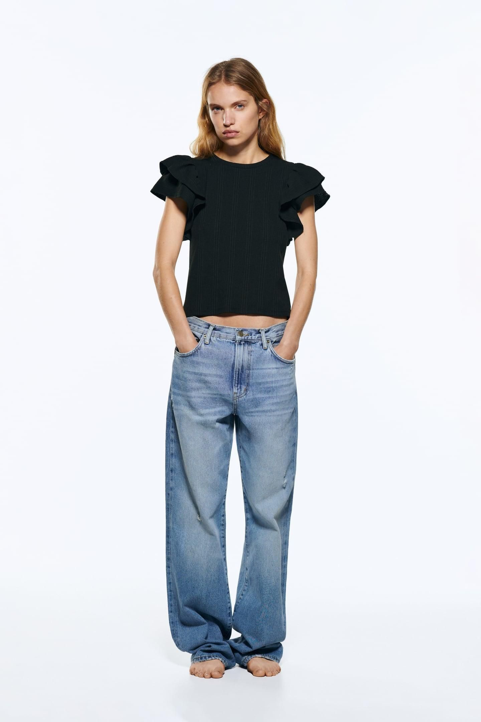 Camiseta de volantes en color negro de Zara. Camiseta de volantes en color negro de Zara.