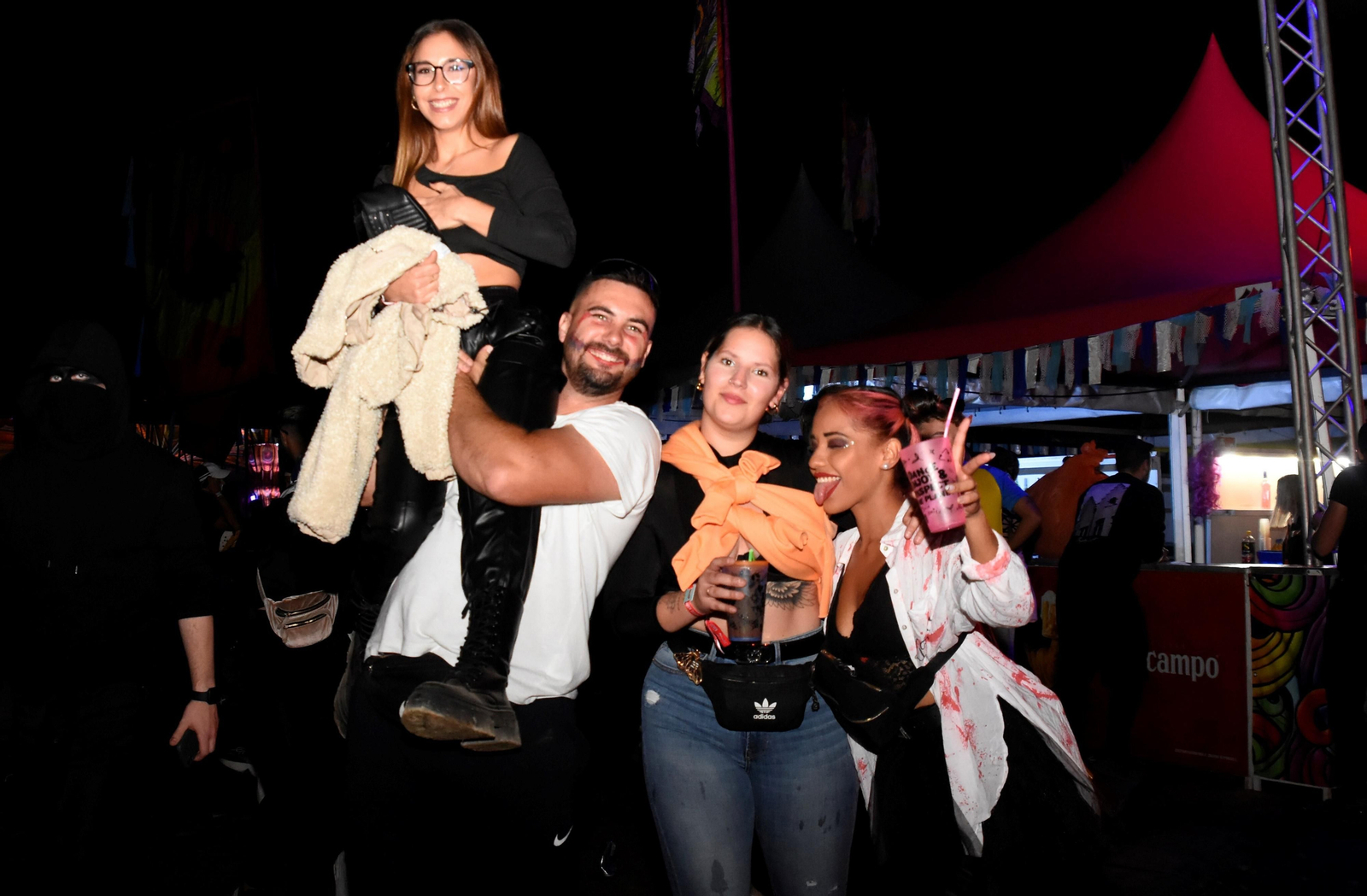 El festival Elrow reúne en Córdoba a miles de personas, en imágenes