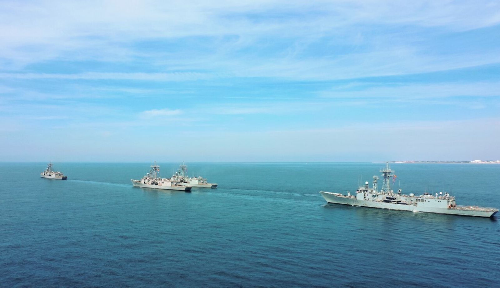 Las fragatas saliendo de la Base de Rota.