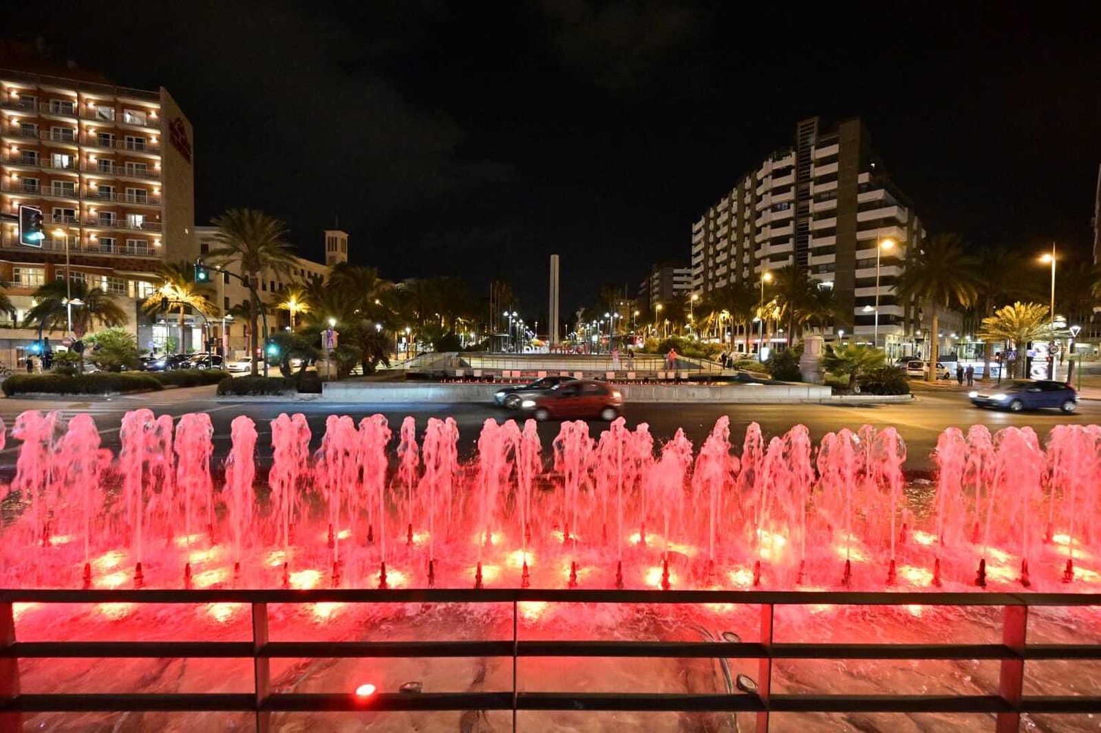 Almería se tiñe de rojo para concienciar sobre Duchenne.