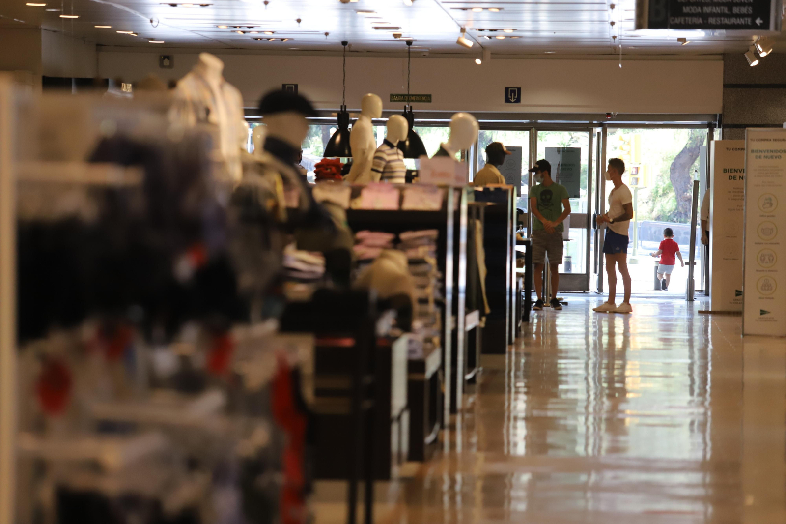 Imágenes del Corte Ingles retomando su actividad en la fase dos de la desescalada en Huelva