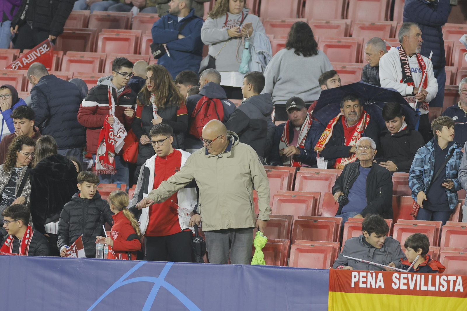Búscate en las fotos del Sevilla Fc- PSV
