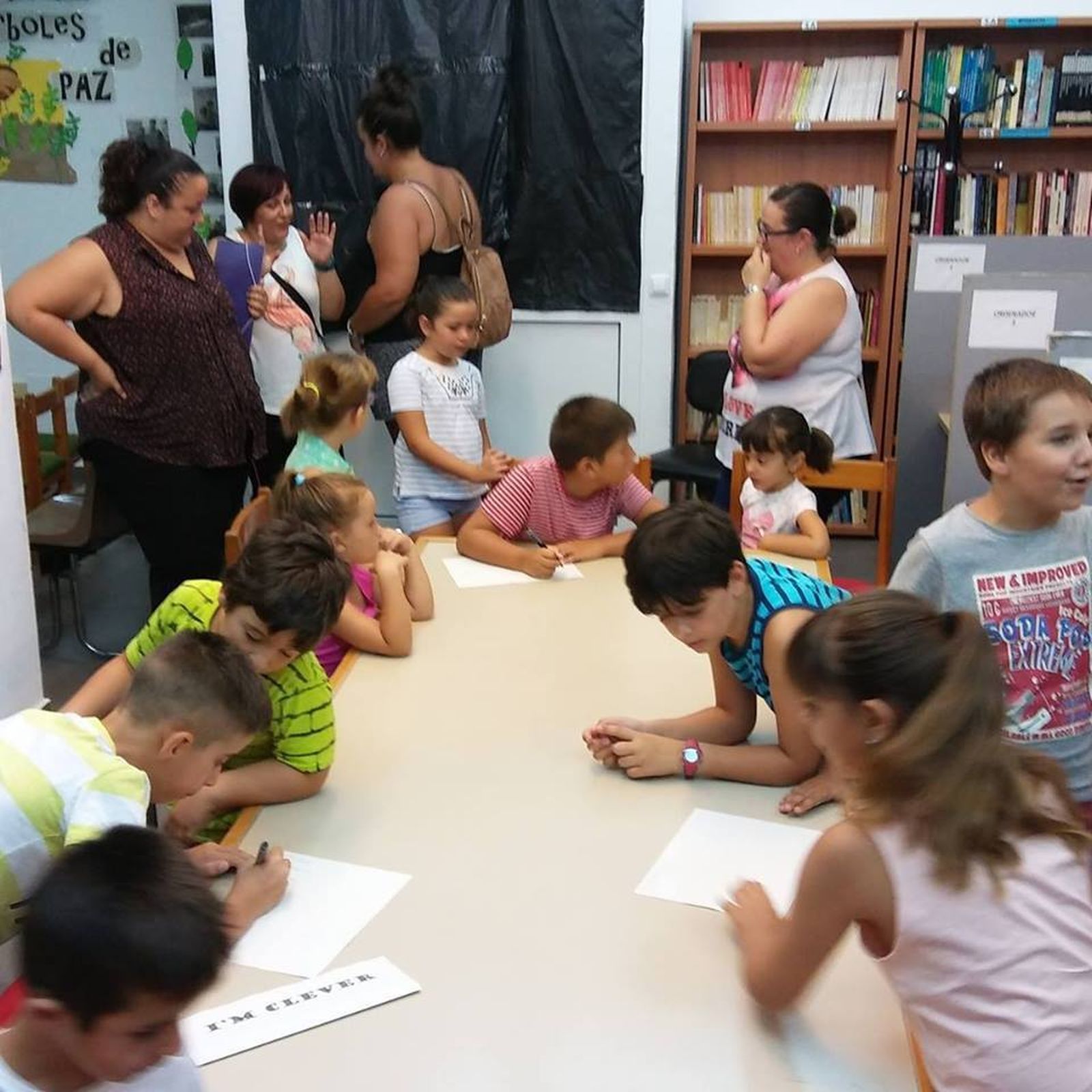 Chavales realizando actividades en las instalaciones cotenses.