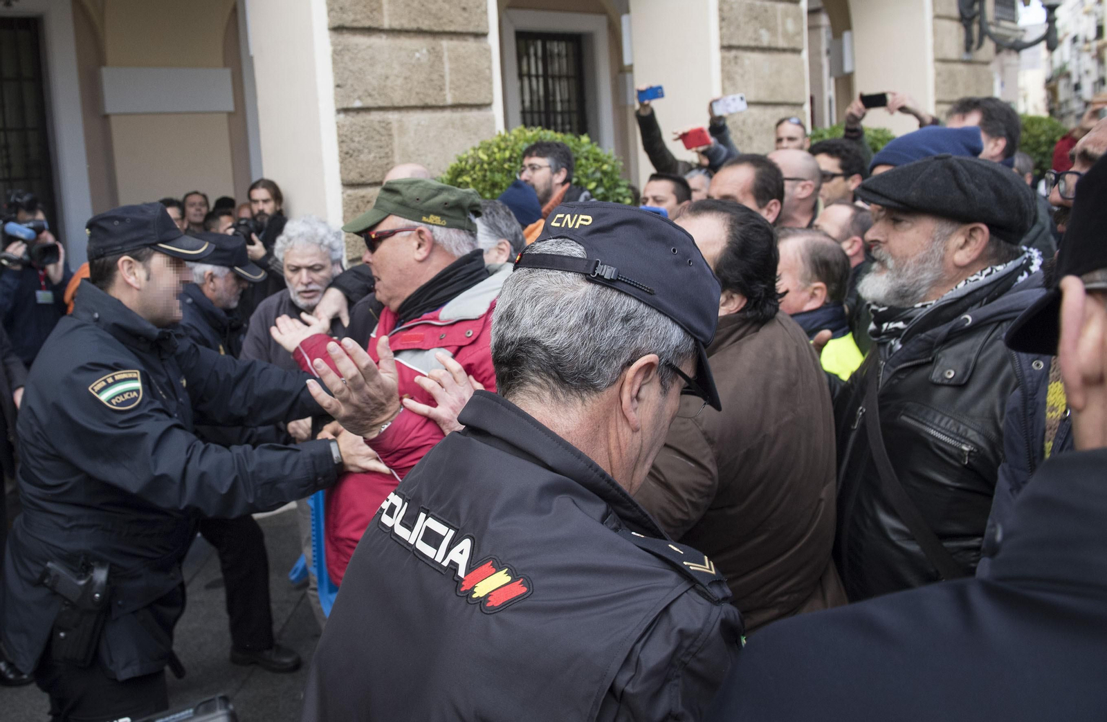 La visita de Susana Díaz al Ayuntamiento de Cádiz, en imágenes