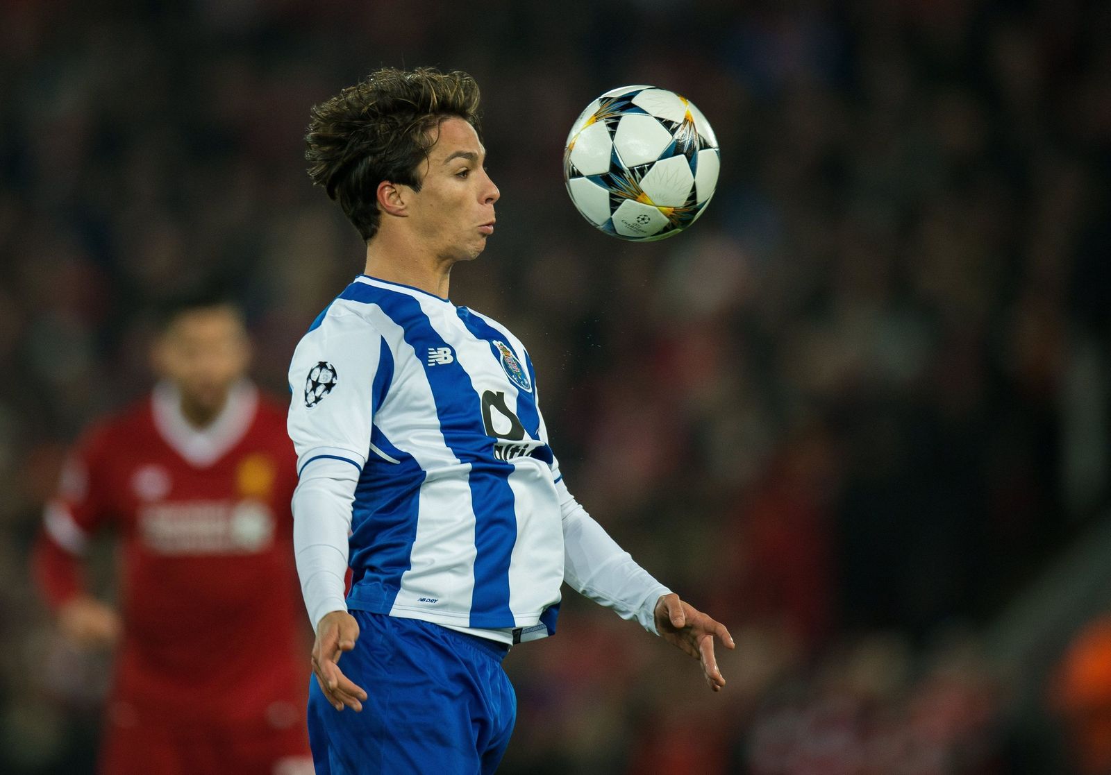 Óliver Torres controla el balón con el pecho en el partido de Champions ante el Liverpool, en Anfield, esta temporada.