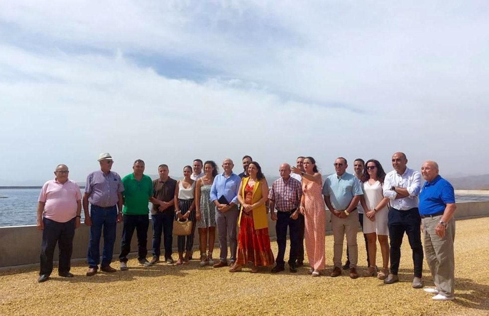 Foto de familia en la visita a la Comunidad de Regantes de Cuevas del Almanzora.