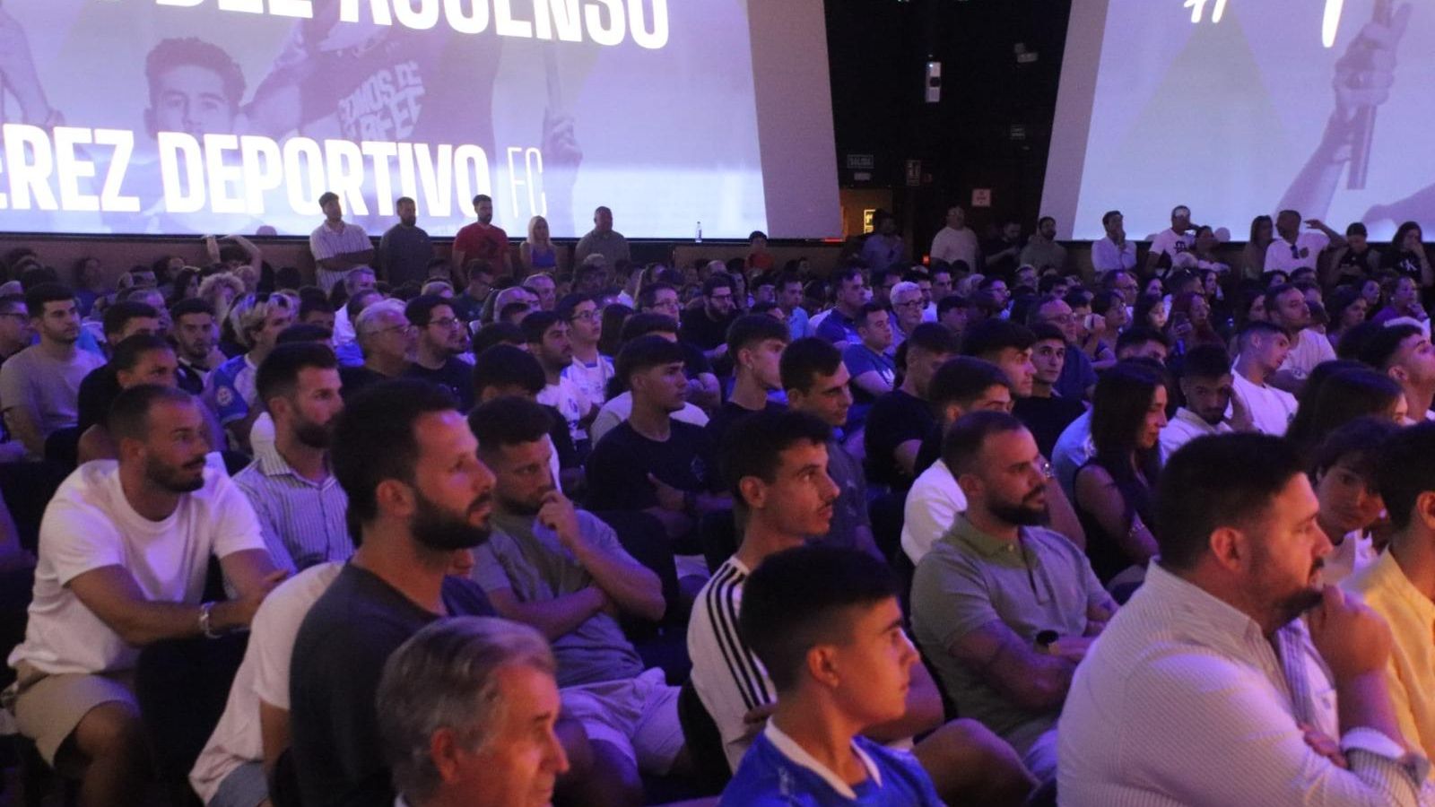 Los jugadores disfrutaron de la película junto a los aficionados. Los jugadores disfrutaron de la película junto a los aficionados.