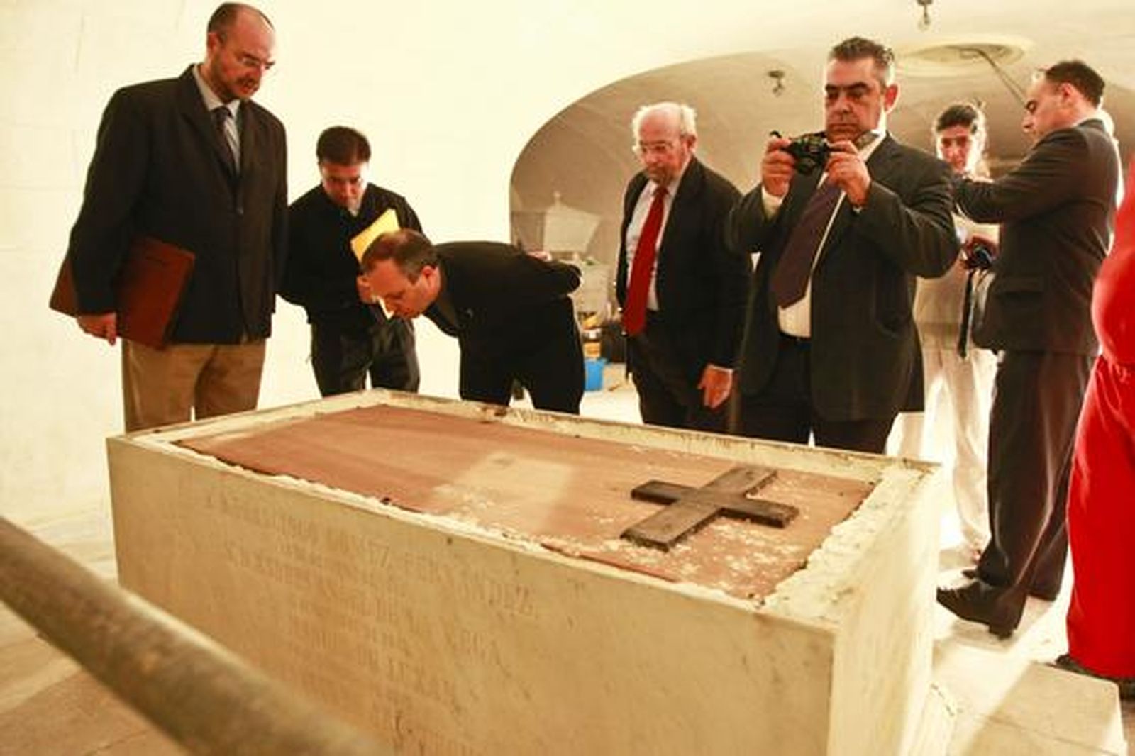 Los restos del diputado puertorriqueño fueron exhumados en la cripta de San Felipe Neri

Foto: Julio Gonzalez