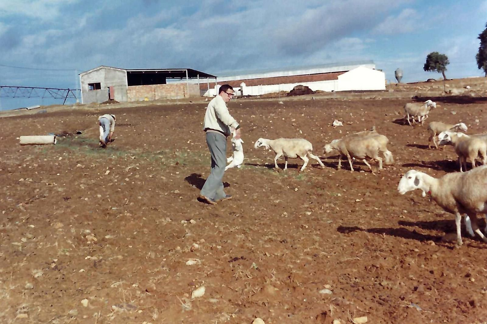 Mateu en su finca Dehesa de Dos Hermanas, recién adquirida en los primeros años de los 80