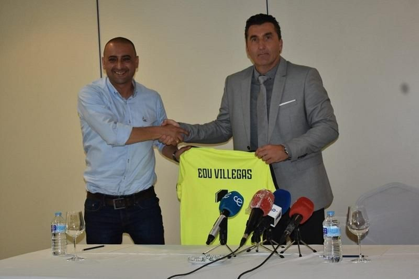 Edu Villegas estrecha la mano de Luhay Hamido en su presentación.