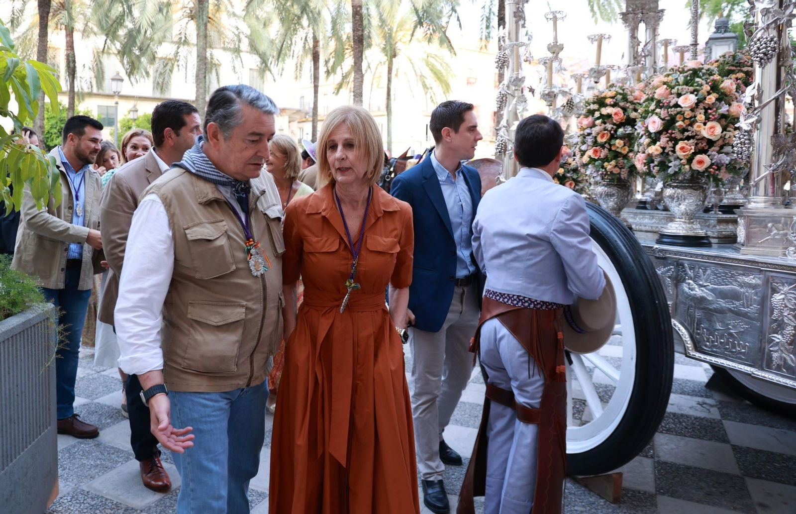 Antonio Sanz con María José García-Pelayo antes de la Misa de Romeros del inicio del Camino de la Hermandad del Rocío de Jerez.