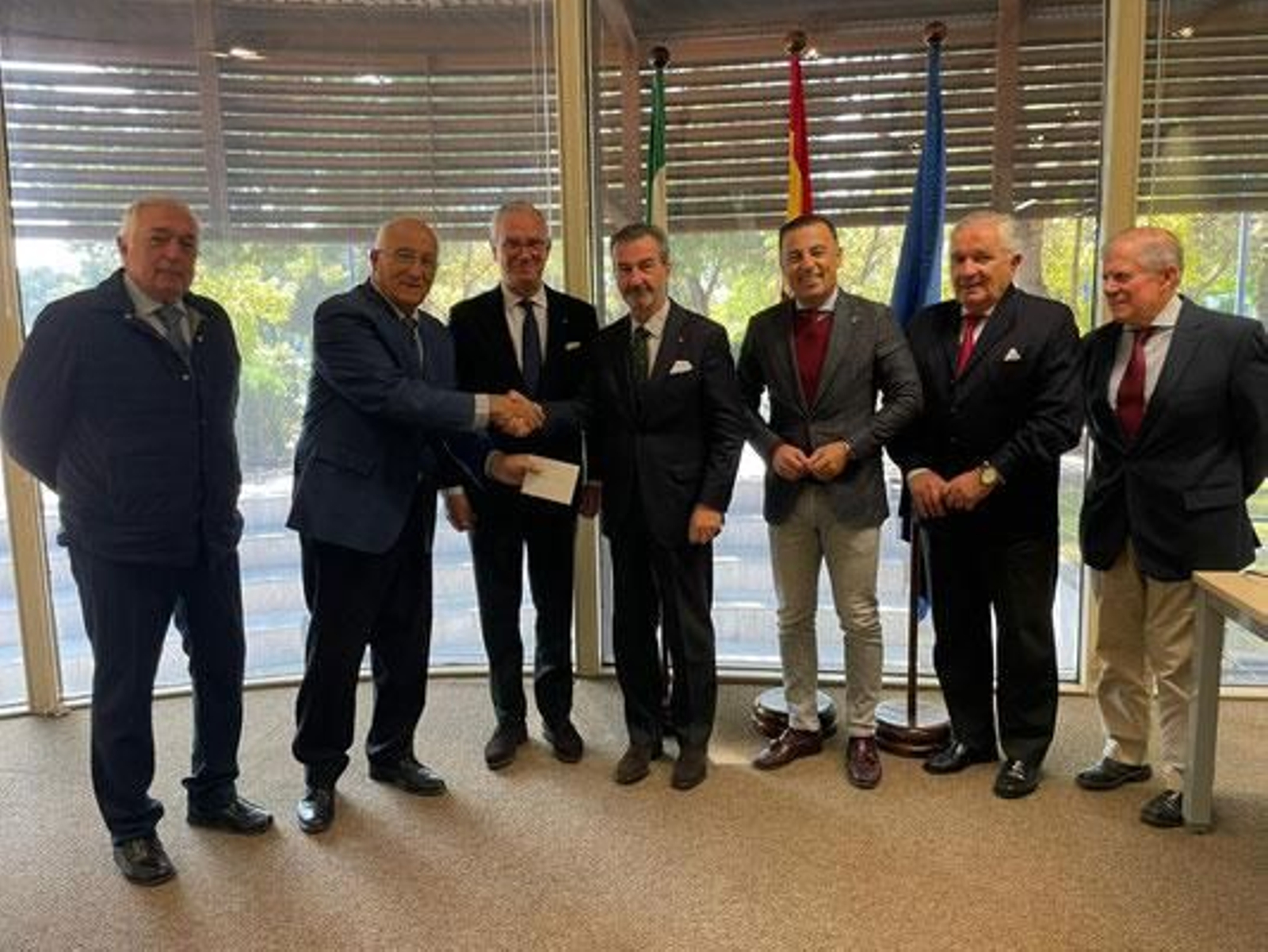 Marcelo Maestre entrega el cheque correspondiente a Eduardo Ordóñez en presencia de David Gil.