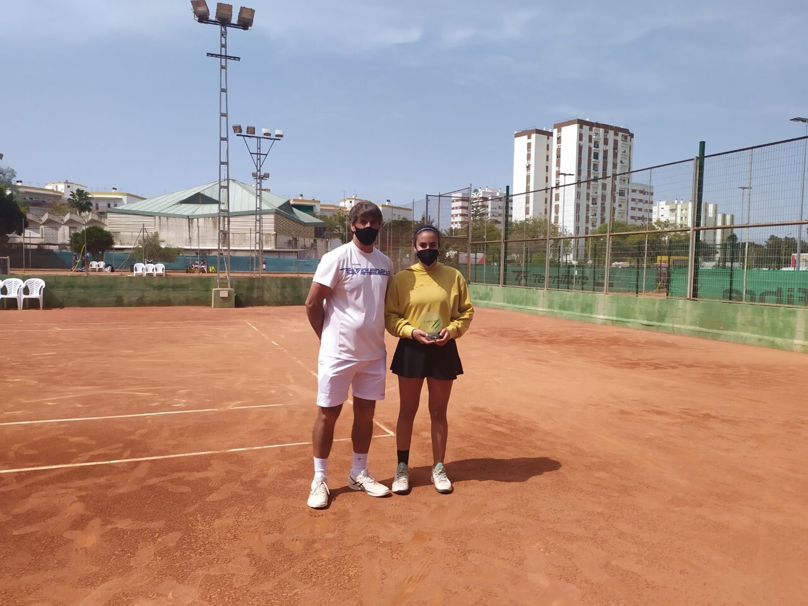 Paula Ballesteros, campeona provincial júnior, junto a Gabriel Elicha, campeón masculino.