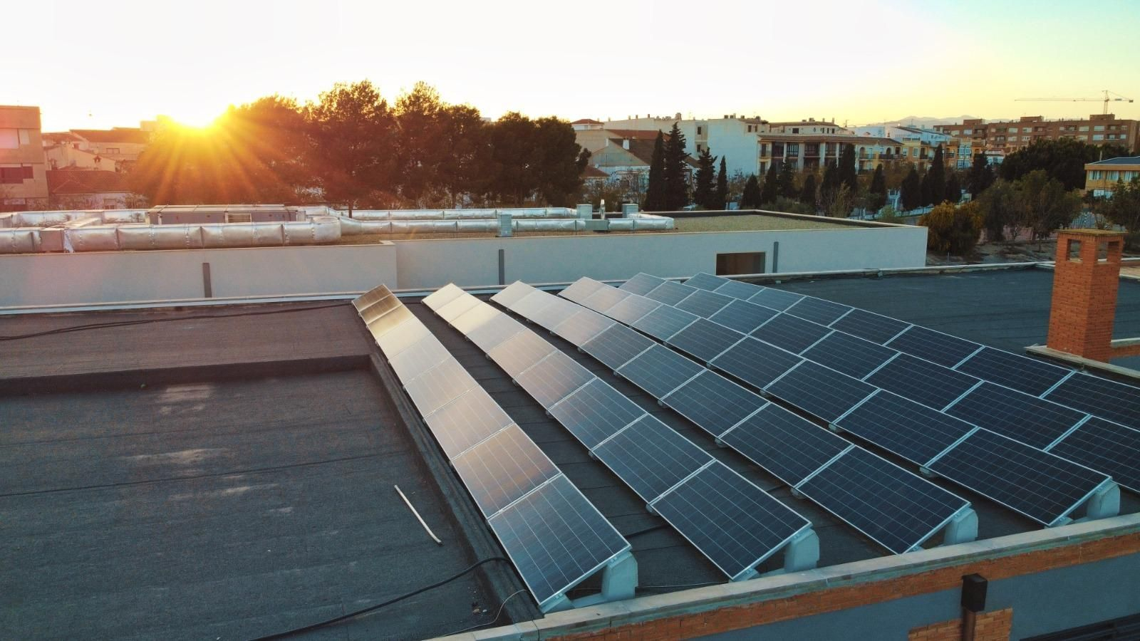 Placas fotovoltáicas instaladas en un centro educativo almeriense.