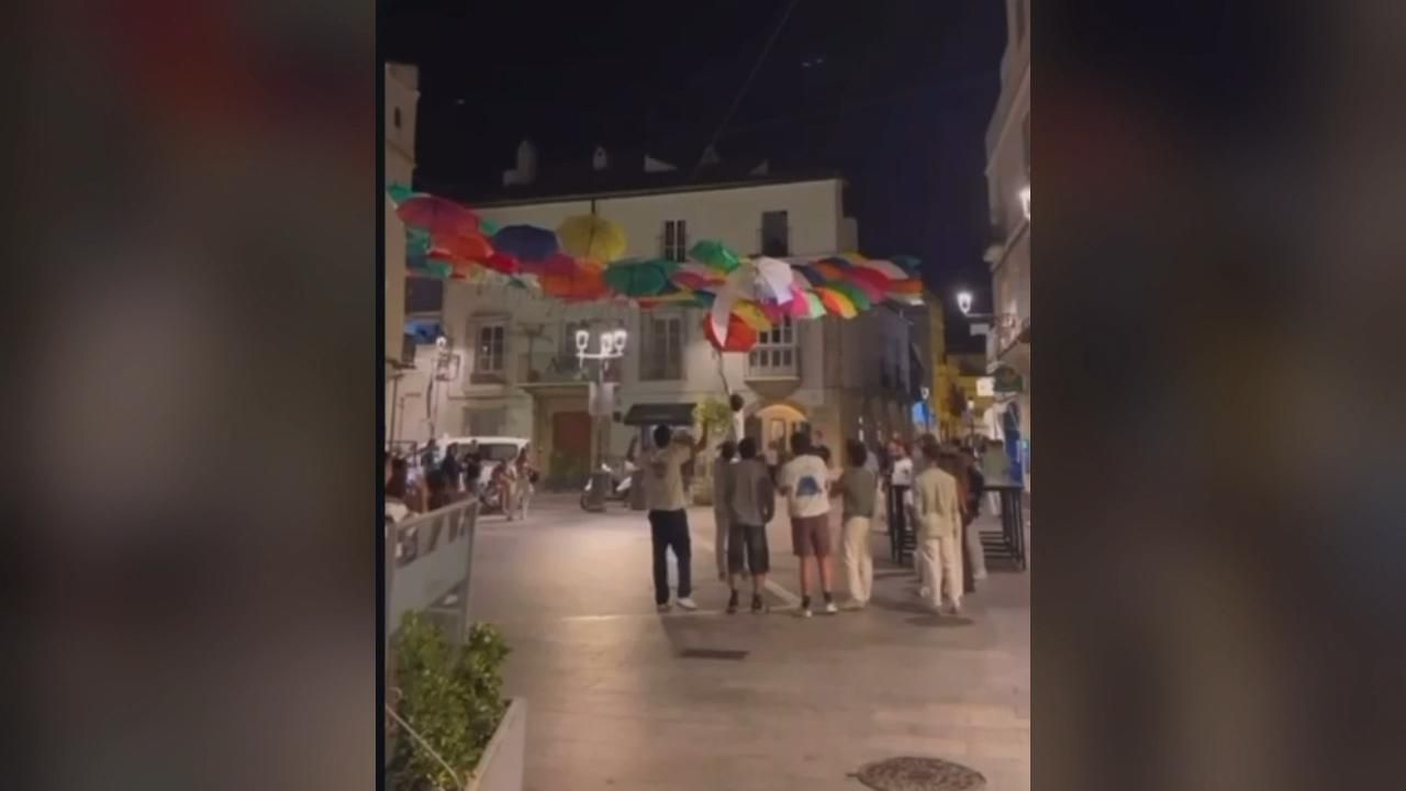 Los paraguas de El Puerto, centro de atracción para los gamberros