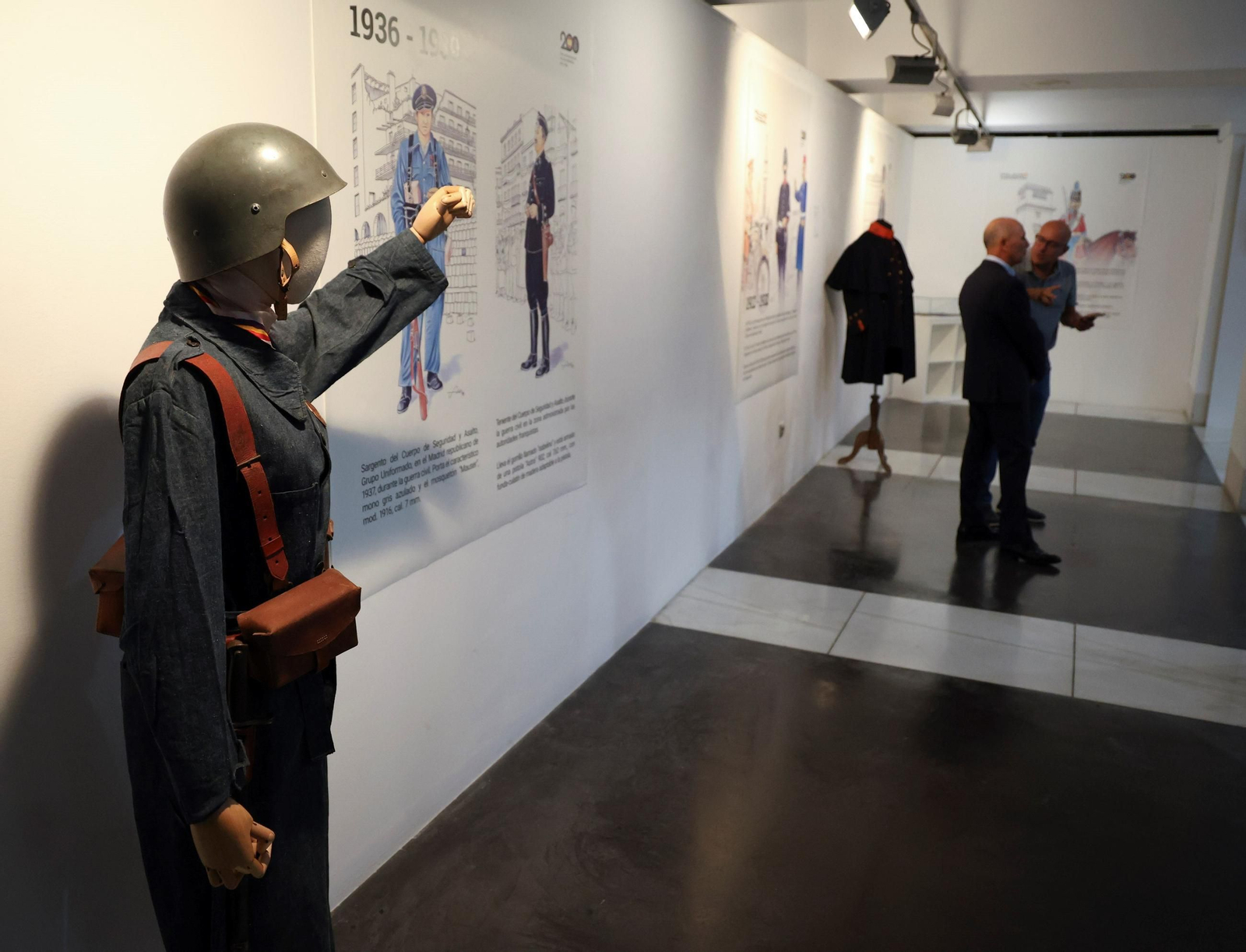 Una exposición recuerda los 200 años de historia de la Policía Nacional (fotos)