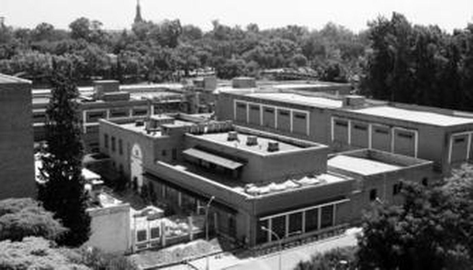 Vista panorámica de las naves que componen la planta hispalense de Altadis en el barrio de Los Remedios.