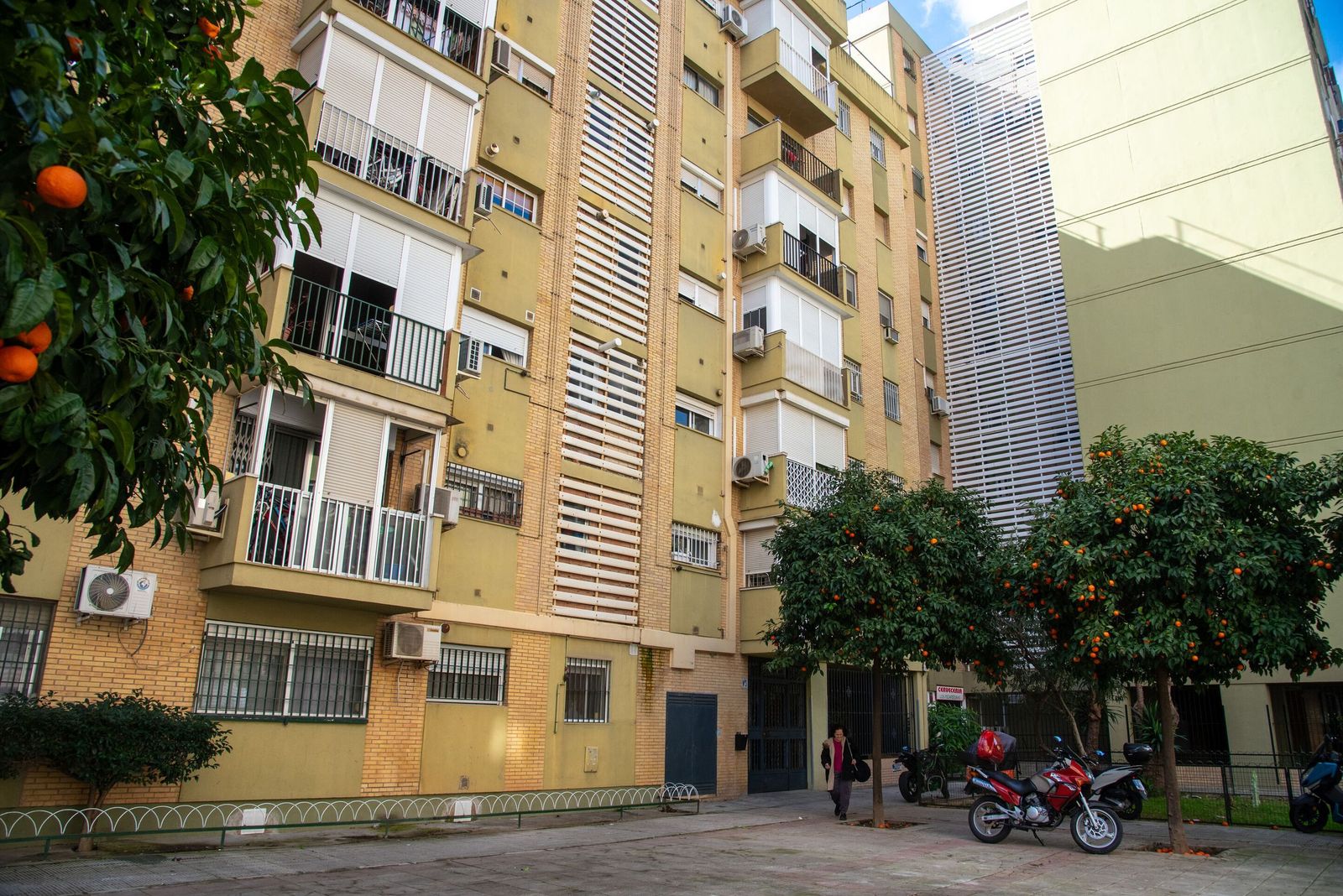 El bloque 3 de la calle Mayorales, una de las comunidades afectadas por la presunta estafa del Dioni de Pino Montano.